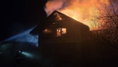 Die Löscharbeiten dauerten Stunden.