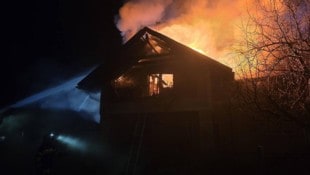 Die Löscharbeiten dauerten Stunden