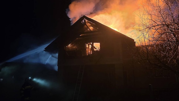 Die Löscharbeiten dauerten Stunden.