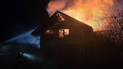 Die Löscharbeiten dauerten Stunden.