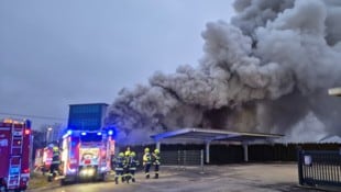 Fünf Feuerwehren rückten aus, um den Dachstuhlbrand unter Kontrolle zu bringen. 