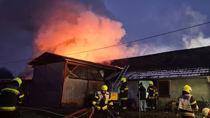 Ein Feuerwehrmann erlitt eine leichte Verletzung.