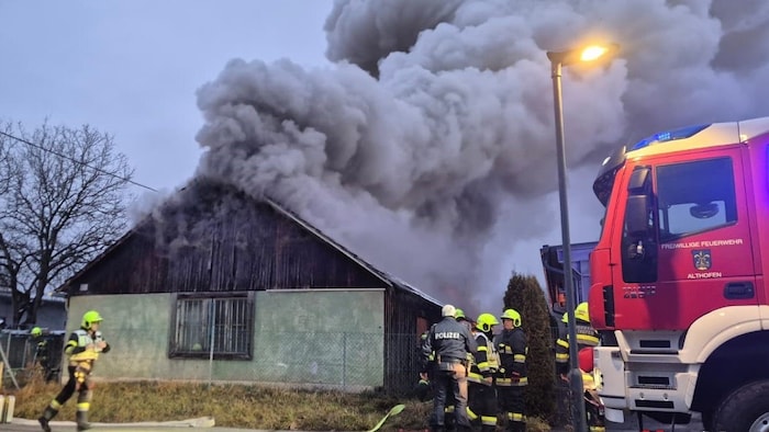Der Dachstuhlbrand forderte die Einsatzkräfte.