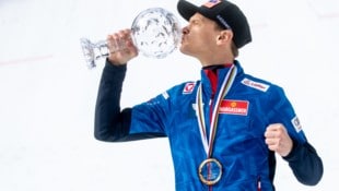 Daniel Huber mit der Kugel für den besten Skiflieger 2023/24.