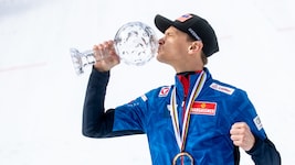 Daniel Huber mit der Kugel für den besten Skiflieger 2023/24.