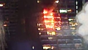Von einem Balkon griffen die Flammen auf mehrere weitere über.