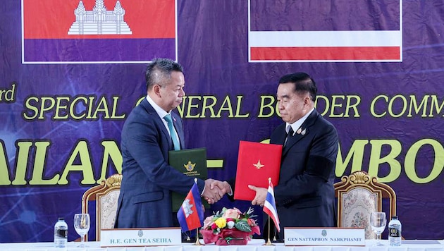 Der thailändische Verteidigungsminister Natthaphon Nakrphanit und sein kambodschanischer ...