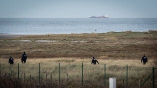 Nach dem traditionellen Weihnachtsschwimmen werden zwei Briten im Ärmelkanal vermisst ...