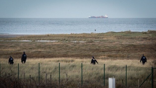 Nach dem traditionellen Weihnachtsschwimmen werden zwei Briten im Ärmelkanal vermisst ...