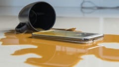 Nicht alle Handys sind abgedichtet und überstehen den Kontakt mit Tee, Kaffee oder anderen ...