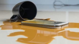 Nicht alle Handys sind abgedichtet und überstehen den Kontakt mit Tee, Kaffee oder anderen ...