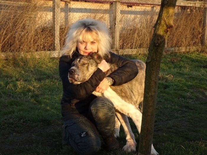 Tierschützerin Marion Löcker mit einem ihrer vierbeinigen Lieblinge