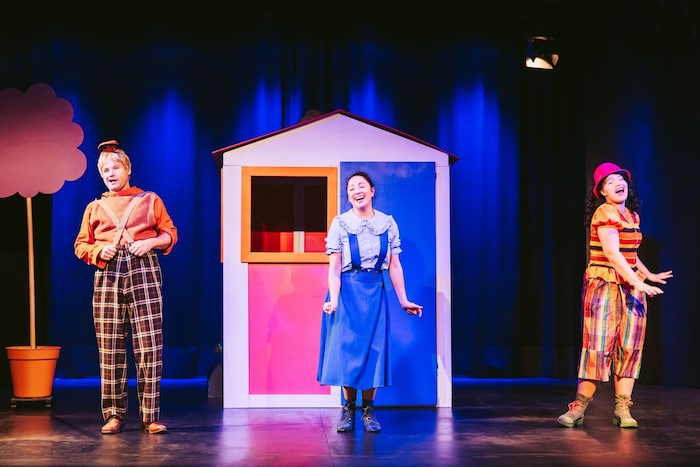 Michael Kristof-Kranzelbinder, Karin Yoko Jochum und Paolina Neugebauer (v.l.n.r.) singen zur ...