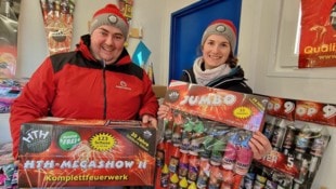 Johann Hechenblaikner und seine Mitarbeiterin mit dem umfangreichen Sortiment