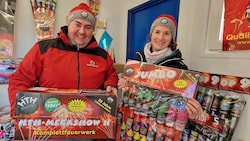 Johann Hechenblaikner und seine Mitarbeiterin mit dem umfangreichen Sortiment