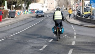 In der Lindhofstraße gibt es nur einen Radweg, aber noch keine rote Markierung für mehr ...