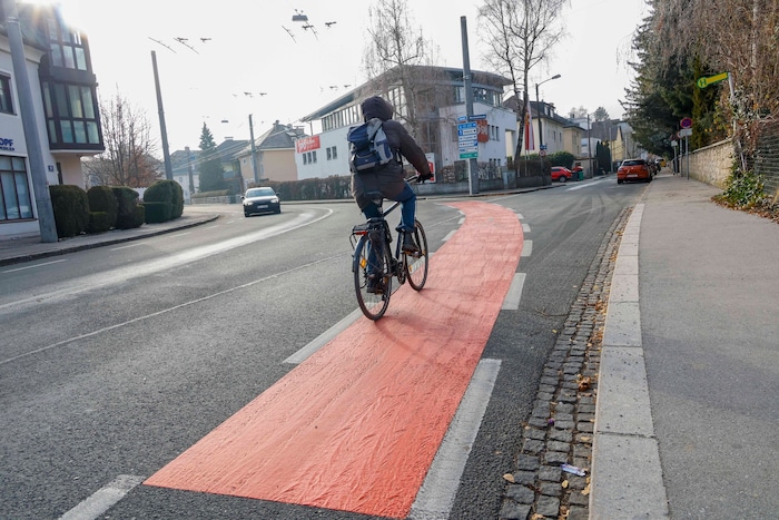 Stellenweise gibt es ums LKH schon rote Markierungen.