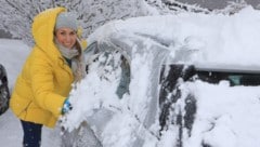 So viel Freude beim Eiskratzen haben die wenigsten: Doch wer sich nicht darum kümmert, riskiert ...