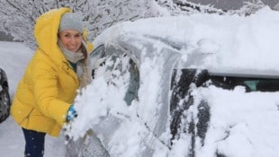 So viel Freude beim Eiskratzen haben die wenigsten: Doch wer sich nicht darum kümmert, riskiert ...