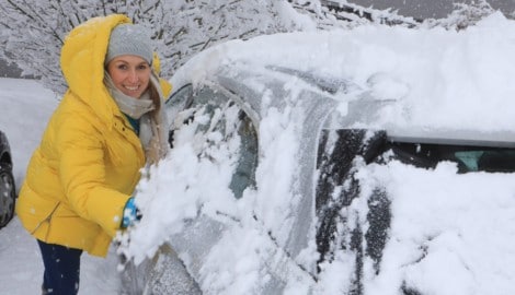 So viel Freude beim Eiskratzen haben die wenigsten: Doch wer sich nicht darum kümmert, riskiert ...