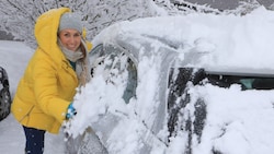 So viel Freude beim Eiskratzen haben die wenigsten: Doch wer sich nicht darum kümmert, riskiert ...