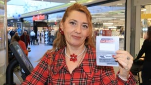 Alice M. vom Infopoint im Auhof Center hat nun alle Hände voll zu tun.