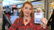 Alice M. vom Infopoint im Auhof Center hat nun alle Hände voll zu tun.