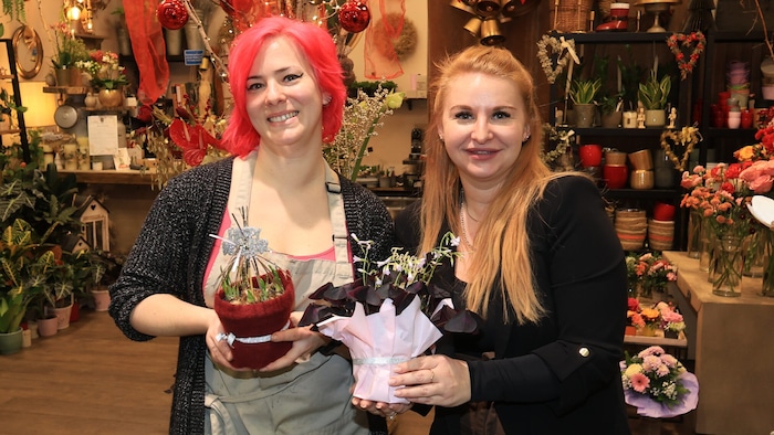 Christine Matzinger und Stephanie Scheibner von der Blumenboutique hoffen auf starke Tage.