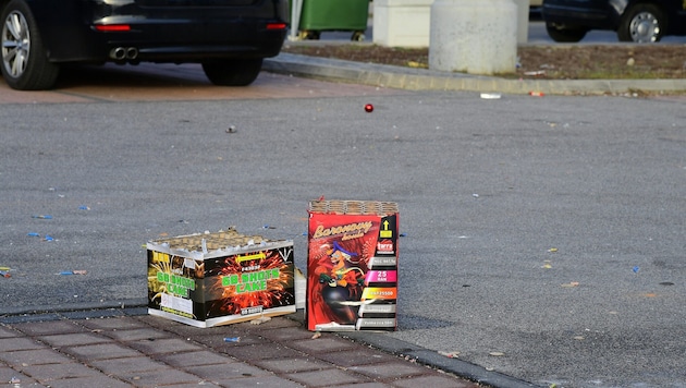 Raketen und Böller können Schäden an Autos verursachen.