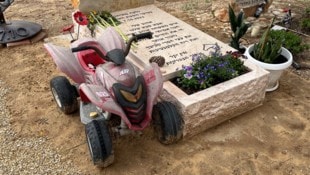 Ein Kindergrab erinnert an das Hamas-Massaker.