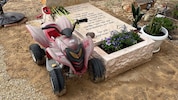 Ein Kindergrab erinnert an das Hamas-Massaker.