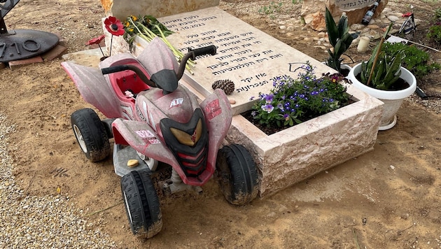 Ein Kindergrab erinnert an das Hamas-Massaker.
