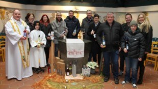 Die Johanneswein-Segnung hat in der Emmauskapelle von Wernersdorf schon Tradition.