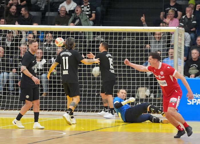 Großer Jubel bei Andi Lienhart nach dem Ausgleich.