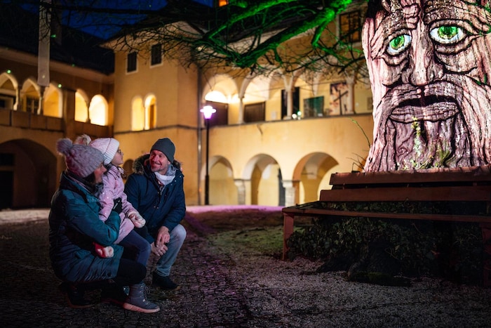 Im Stiftshof von Millstatt erzählt die alte Linde allerlei