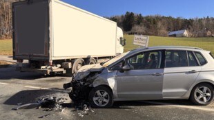 Beide Pkw-Insassen wurden verletzt.