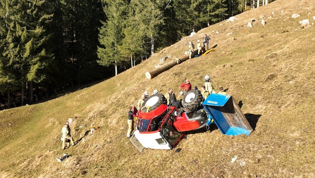 In Walchsee wurde ein 24-Jähriger bei einem Traktorabsturz verletzt.