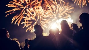 Zur ausgelassenen Partystimmung gesellen sich zunehmend auch Skepsis und Sorgen um die Zukunft.