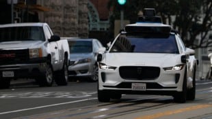 Nach einem Stromausfall blieben in San Francisco zahlreiche Robotaxis an Kreuzungen mit ...