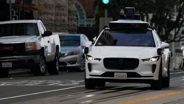 Nach einem Stromausfall blieben in San Francisco zahlreiche Robotaxis an Kreuzungen mit ...