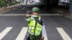Ein taiwanischer Polizist an einer Straßensperre (Symbolbild)