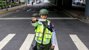 Ein taiwanischer Polizist an einer Straßensperre (Symbolbild)