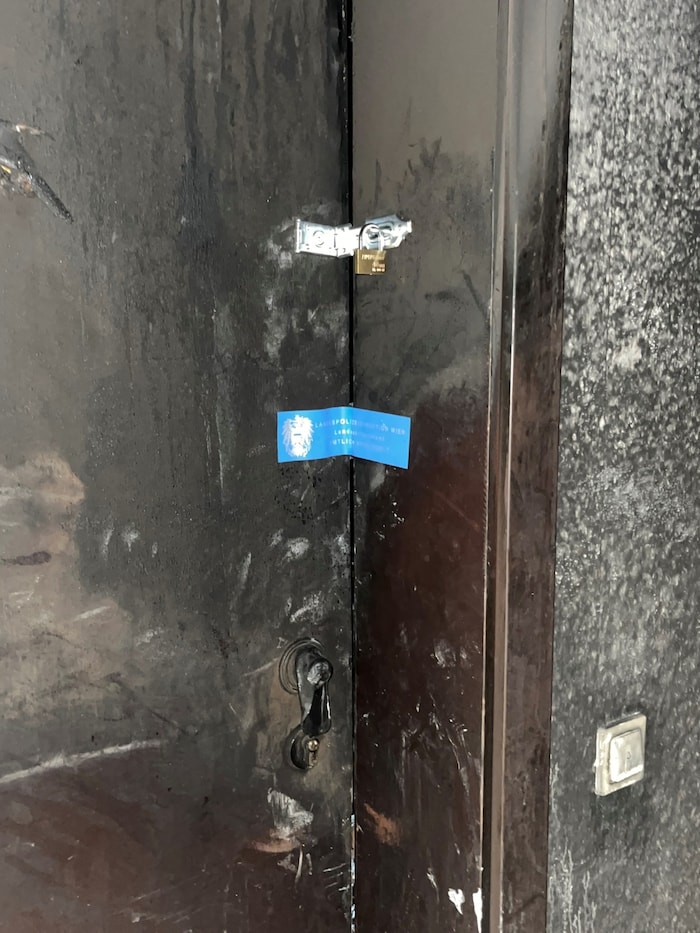 Der Gang ist völlig verrußt, der Unfallort polizeilich versiegelt.