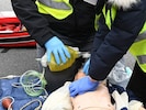 Reanimation (Symbolbild) ist bei jedem Erste-Hilfe-Kurs Pflicht – im Erstfall reagierte ein ...