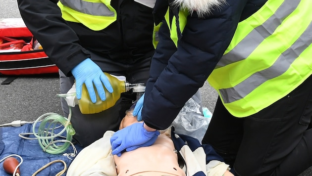 Reanimation will geübt sein – aber im Notfall ist Nichtstun keine Option. In Pasching waren zum ...