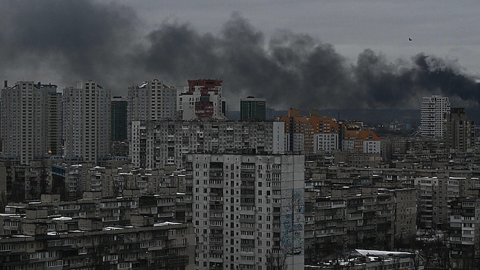 Die ukrainische Hauptstadt war nach russischen Luftangriffen erneut in schwarzen Rauch gehüllt.