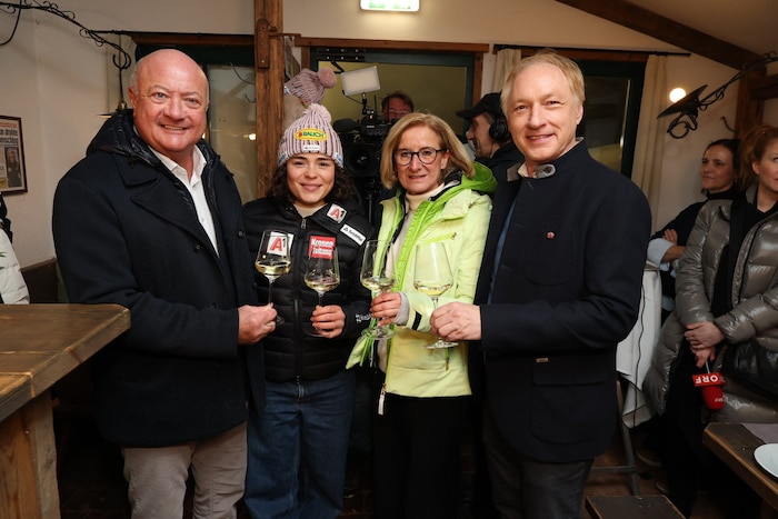 Kanzler Christian Stocker, Siegerin Julia Scheib, Landeshauptfrau Johanna Mikl-Leitner und ...