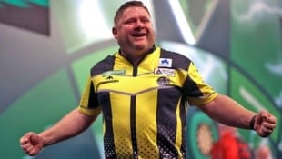 James Hurrell jubelt über seinen Sieg gegen Stephen Bunting – 2017 hatte er noch ganz andere ...