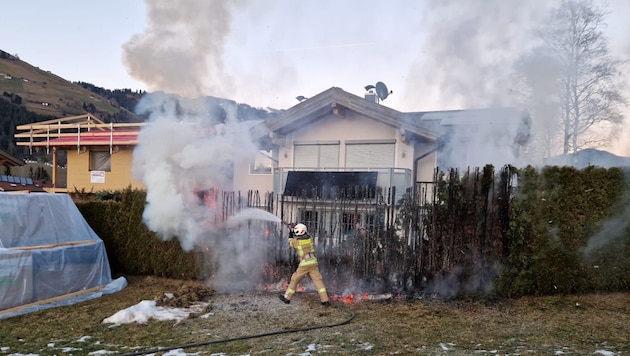 Die Feuerwehr musste die brennende Hecke löschen.