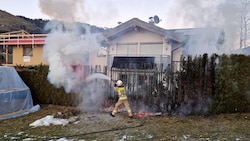 Die Feuerwehr musste die brennende Hecke löschen.